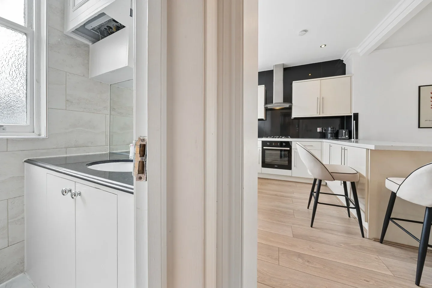 Flat Kensington High Street in Greater London
