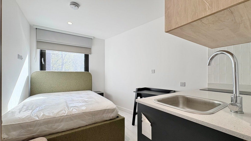 Flat Commercial Road in Greater London