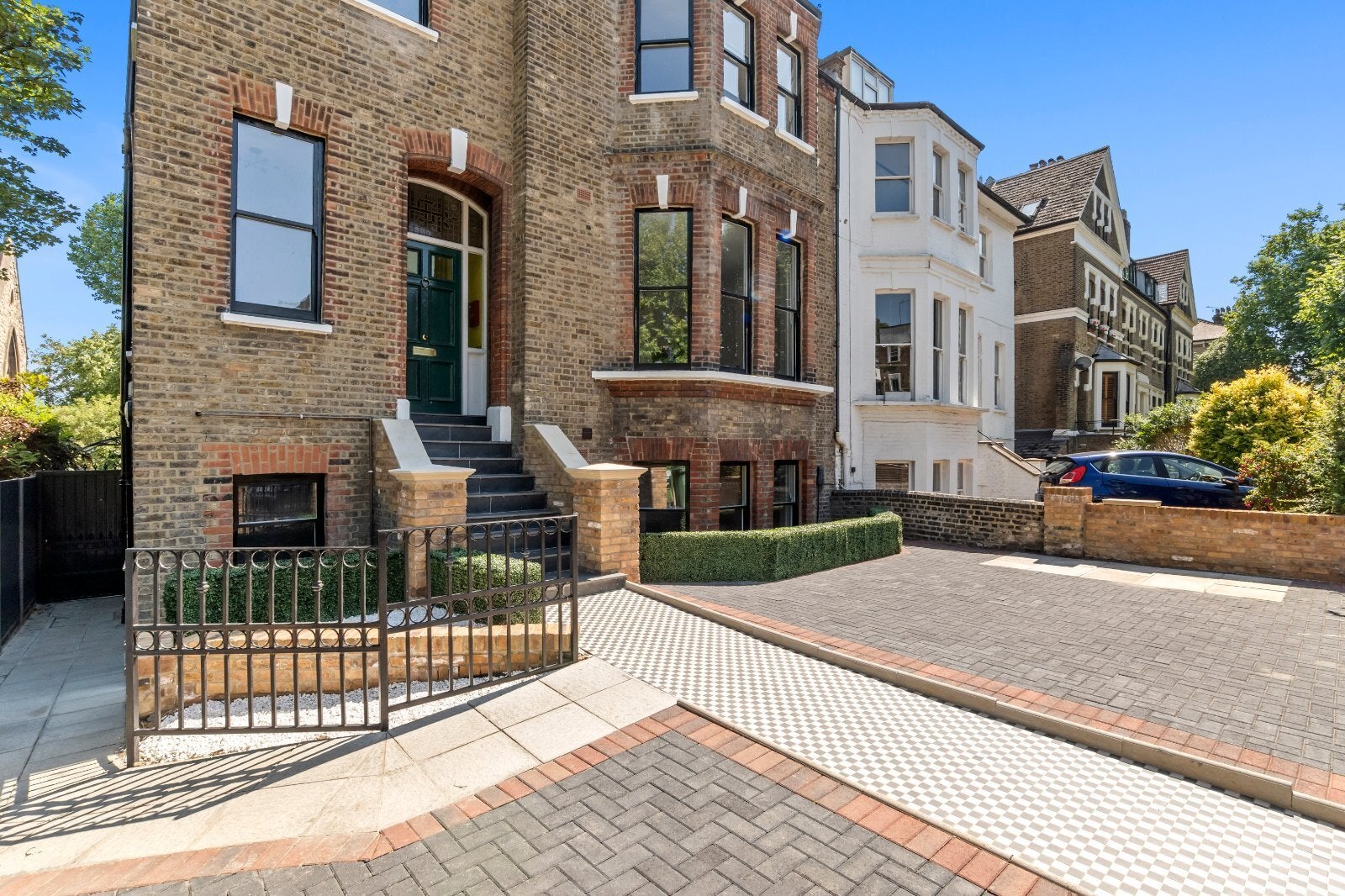 Flat Hillmarton Road in Greater London