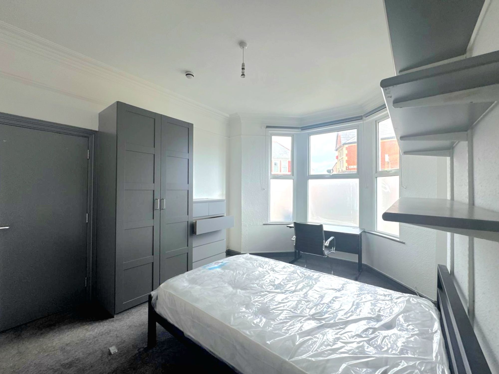 Room Mackintosh Place in Cardiff