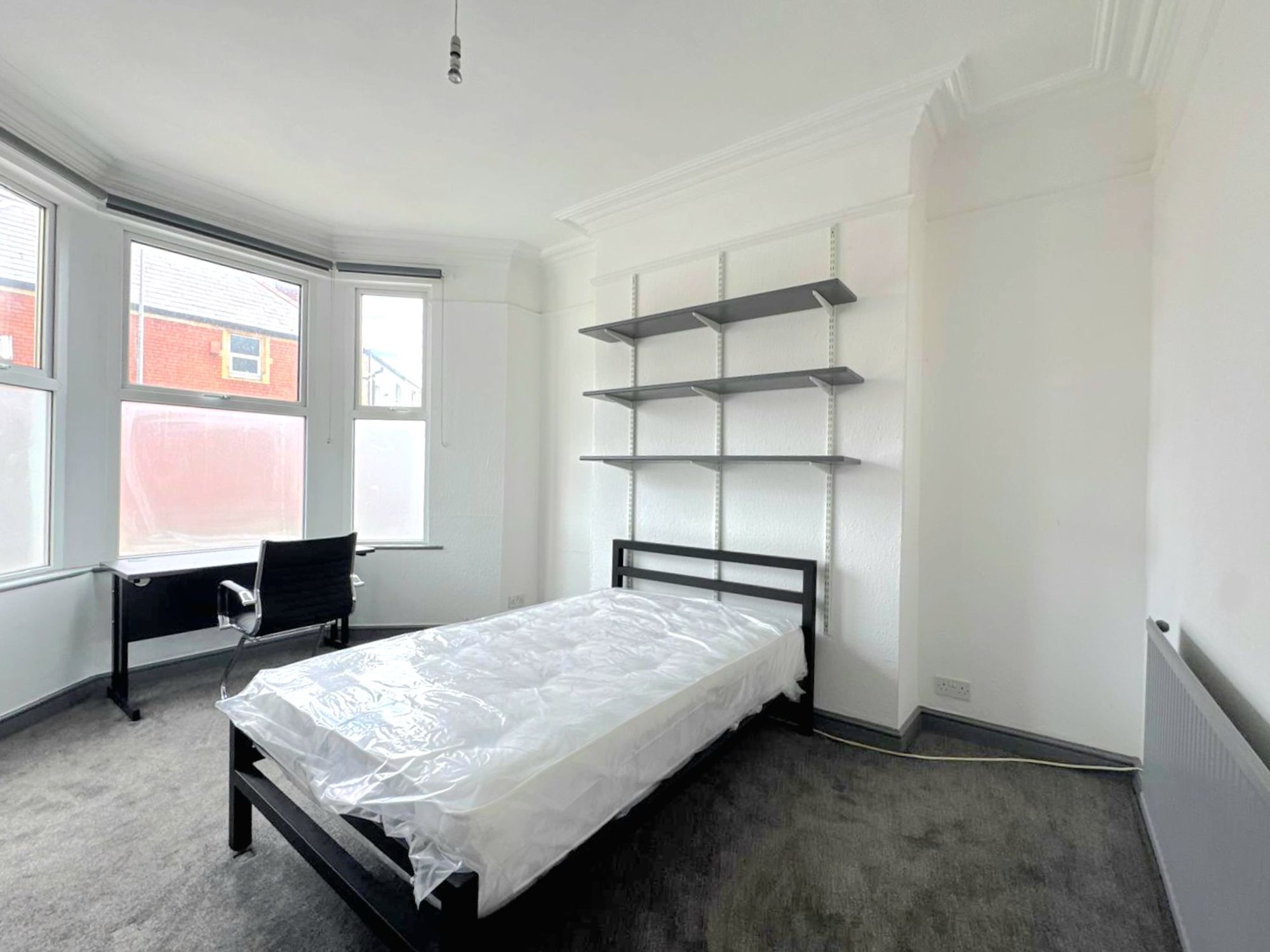 Room Mackintosh Place in Cardiff