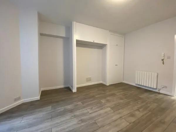 Flat Bower Mount Road in Maidstone