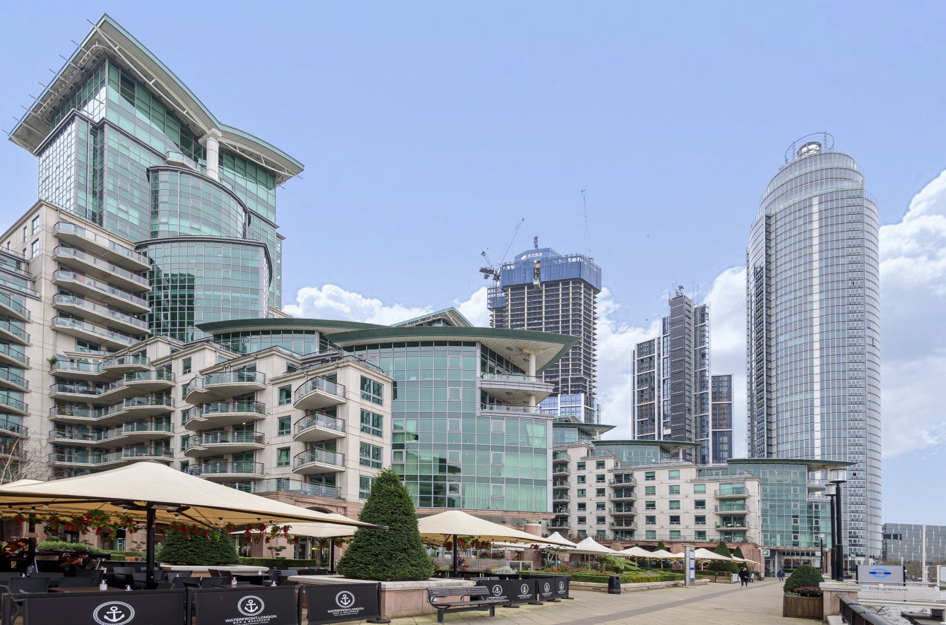 Flat Nine Elms Lane in Greater London