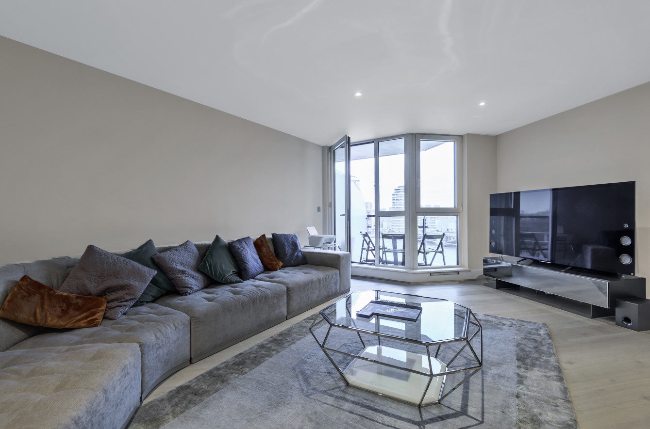 Flat Nine Elms Lane in Greater London