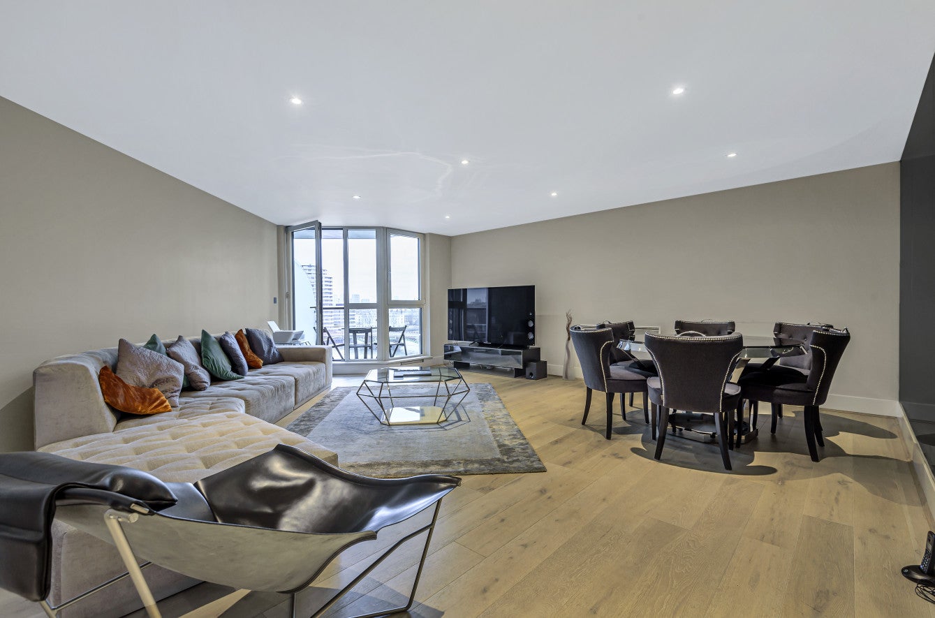 Flat Nine Elms Lane in Greater London