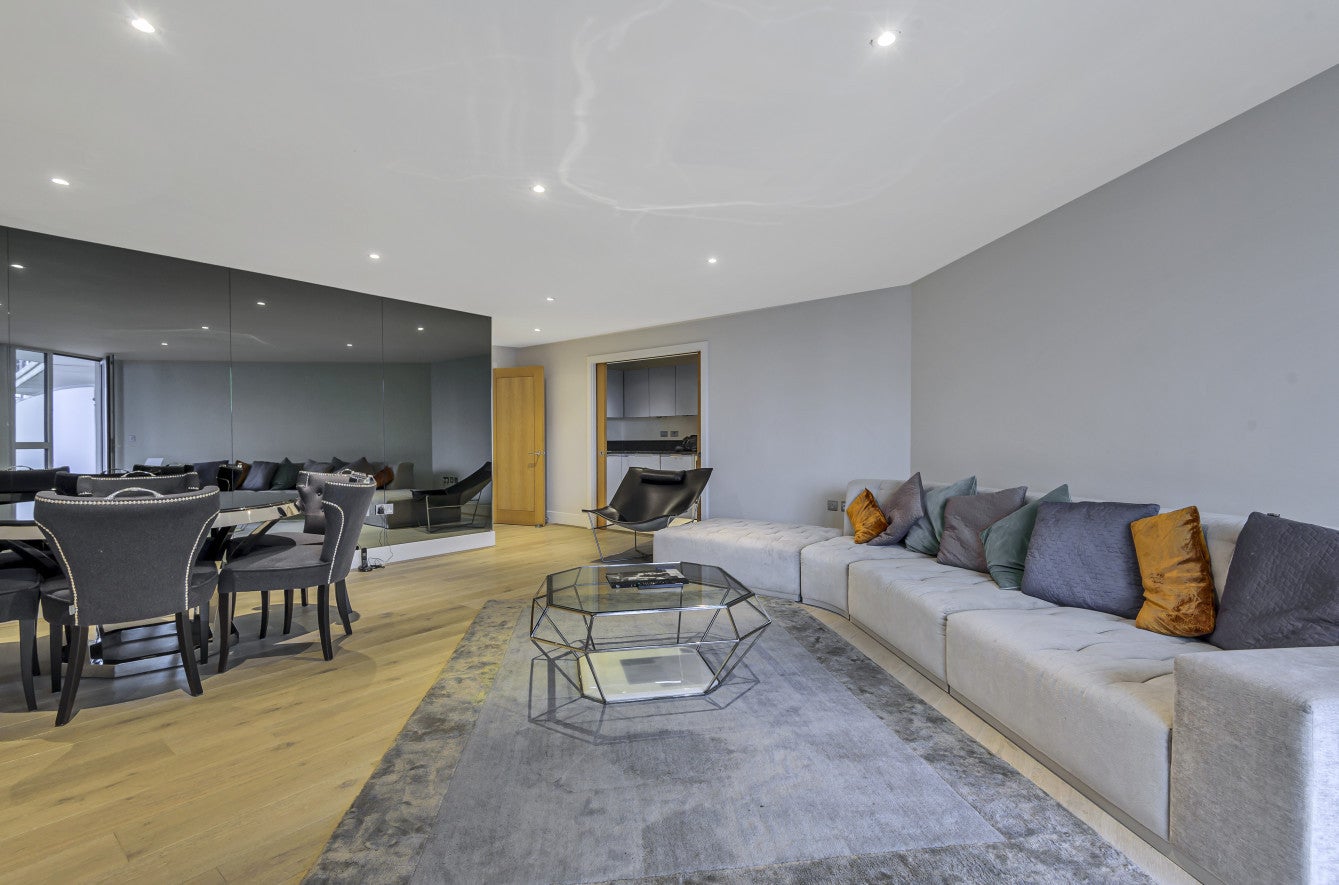 Flat Nine Elms Lane in Greater London