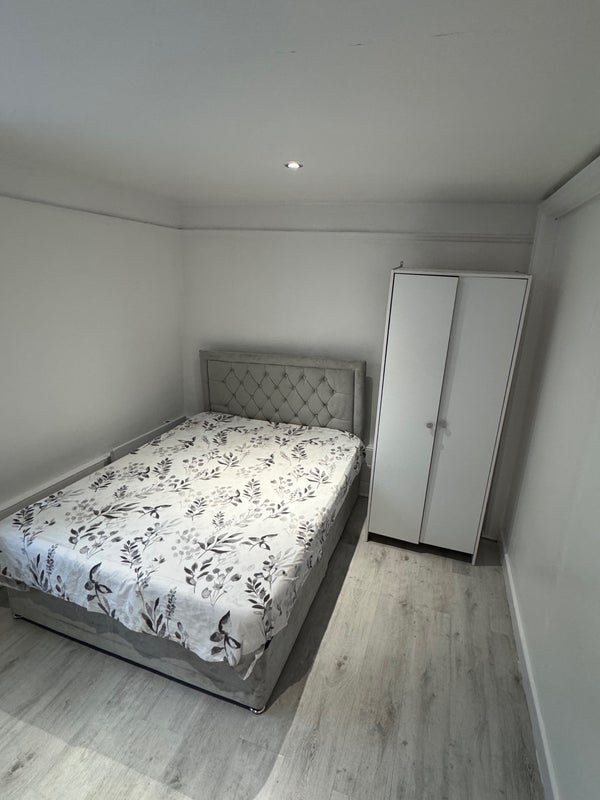 Room Roehampton High Street in Greater London