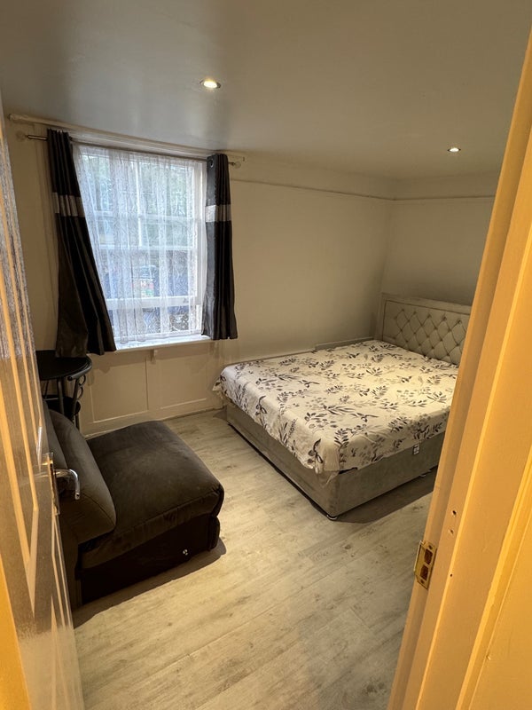 Room Roehampton High Street in Greater London