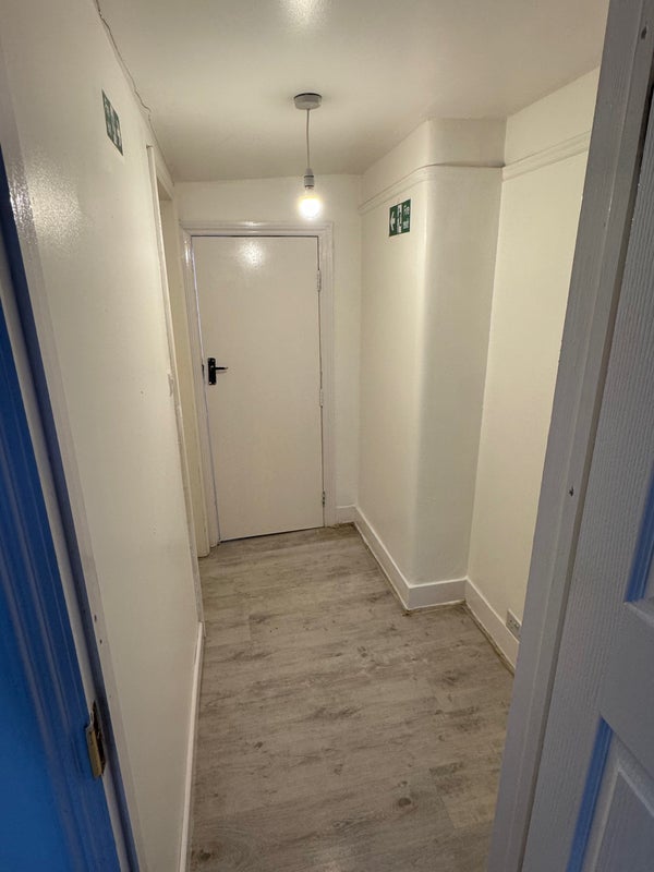 Room Roehampton High Street in Greater London