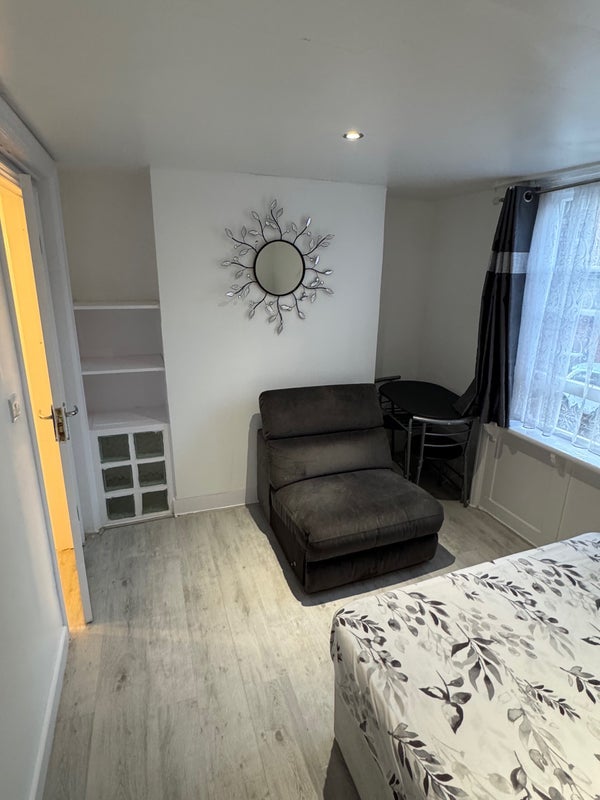 Room Roehampton High Street in Greater London