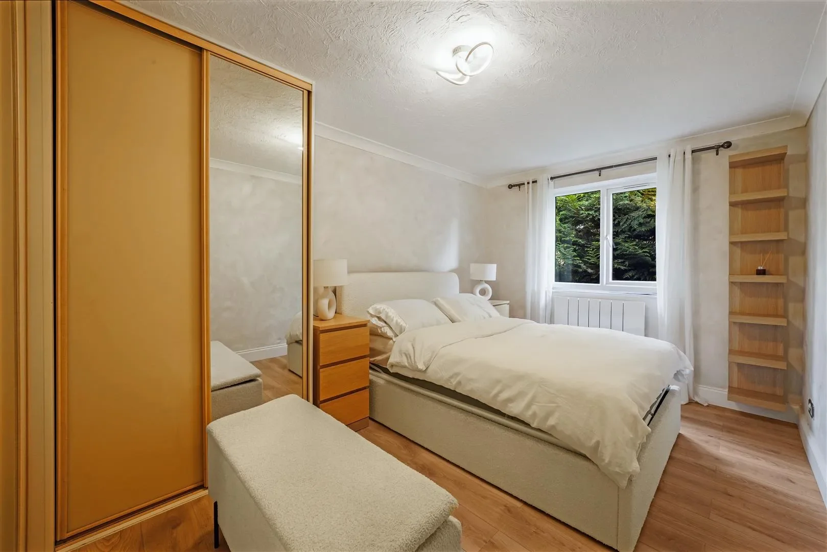 Flat Harrow Road in Greater London