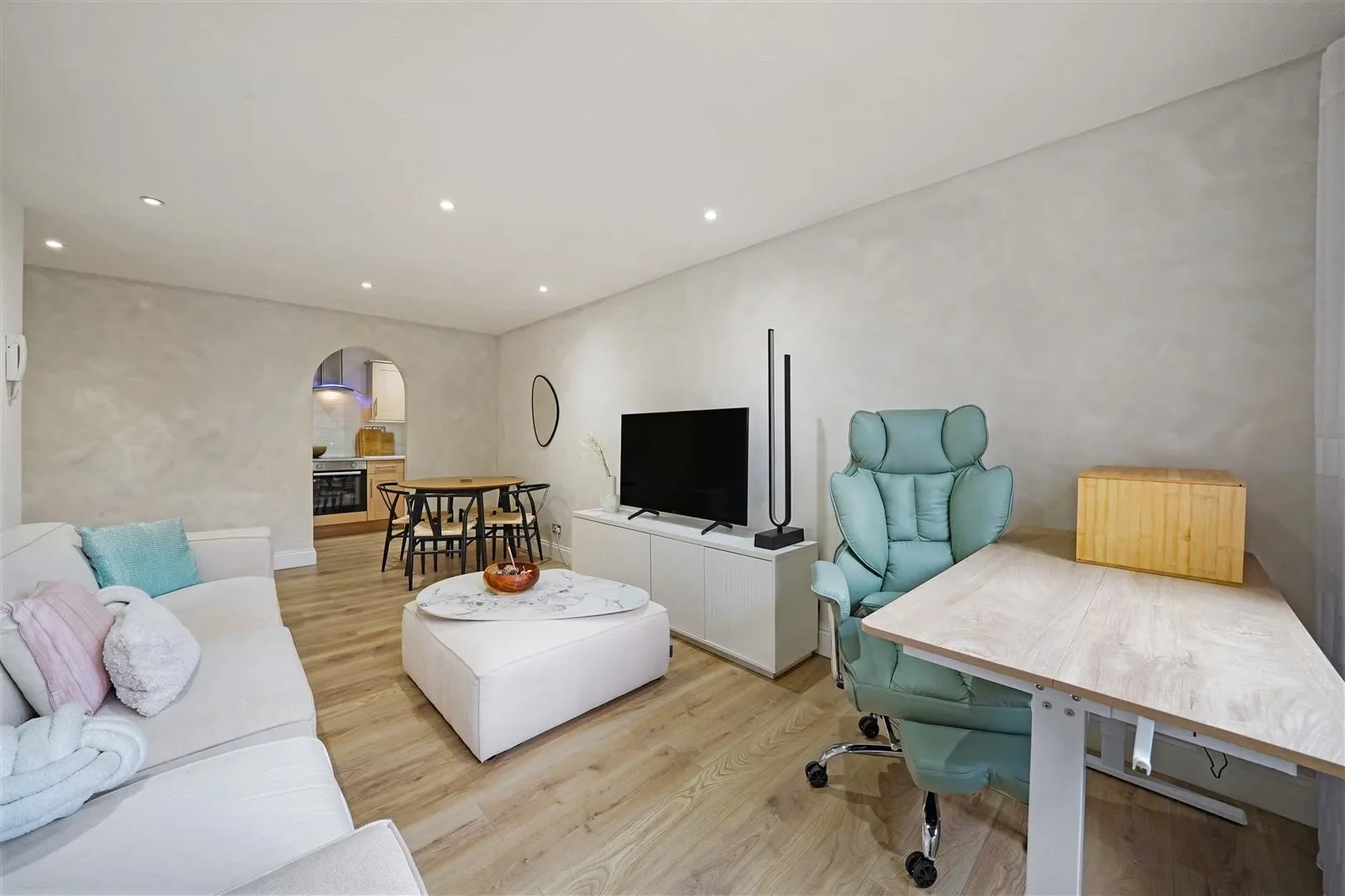Flat Harrow Road in Greater London