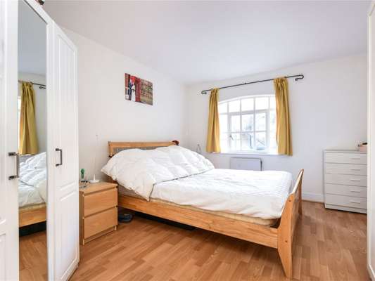 Flat Wapping High Street in Greater London