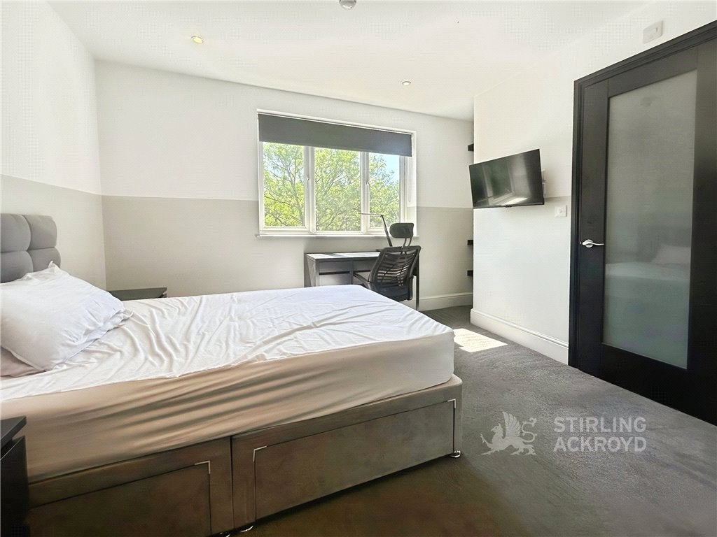Room Weston Road in Guildford