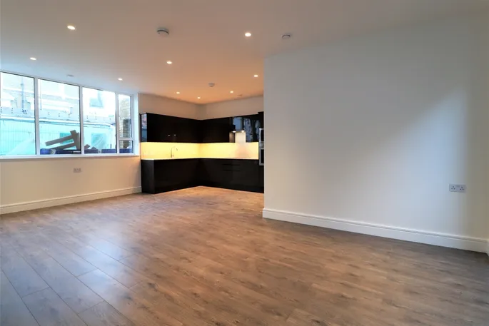 Flat Landseer Road in Greater London