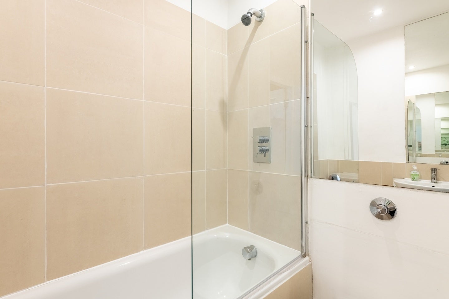 Flat Cambridge Gardens in Greater London