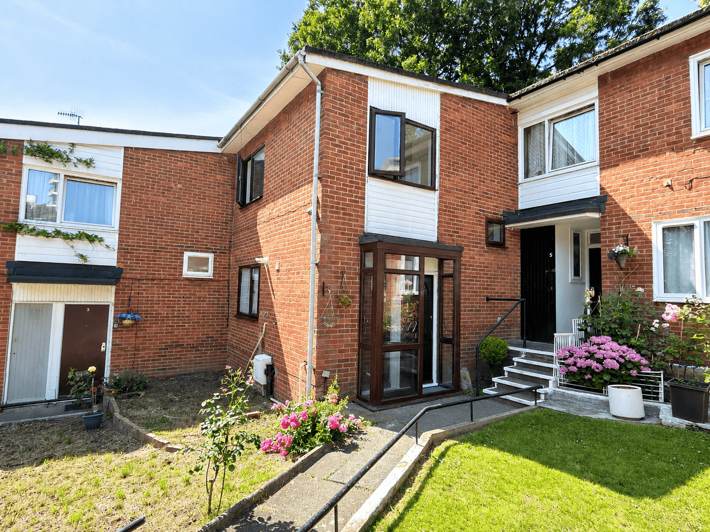 House Durford Crescent in Greater London