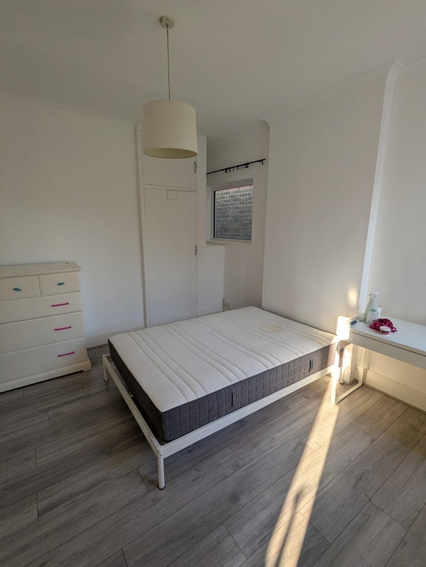 Room Lodge Drive in Greater London