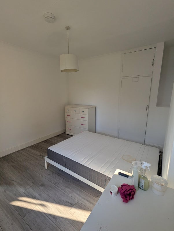 Room Lodge Drive in Greater London