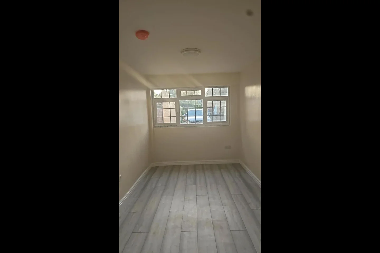 Flat Heathfield Park Drive in Greater London