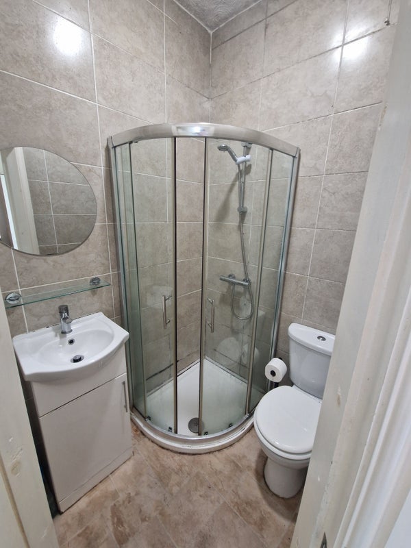 Room Sefton Road in Salford
