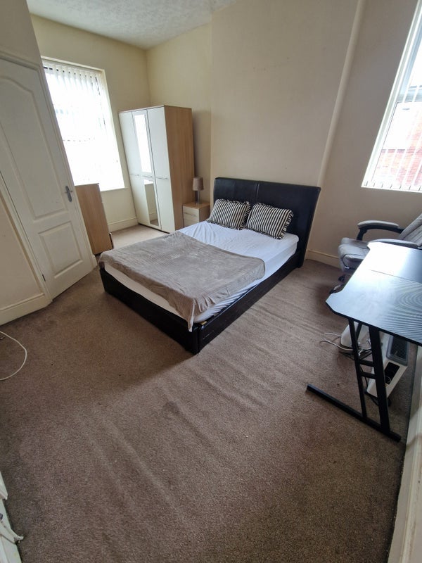 Room Sefton Road in Salford