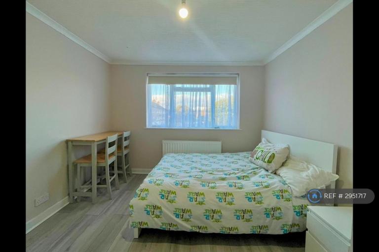 Room Rayners Gardens in Greater London