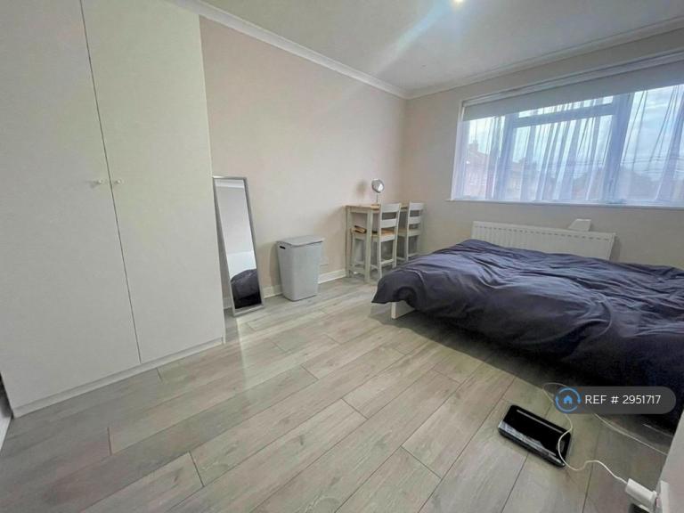Room Rayners Gardens in Greater London