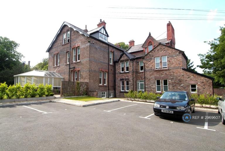 Flat Lyndhurst Road in Liverpool