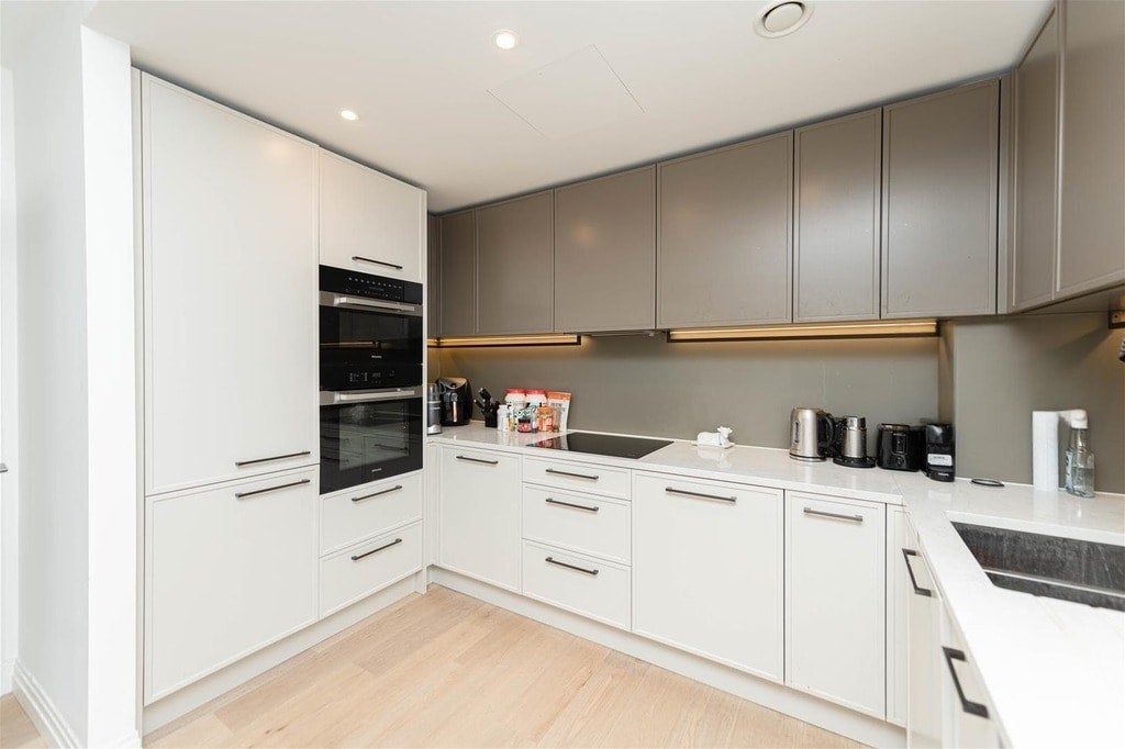 Flat Thurstan Street in Greater London