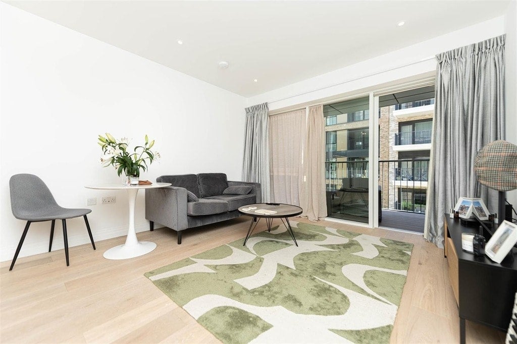 Flat Thurstan Street in Greater London