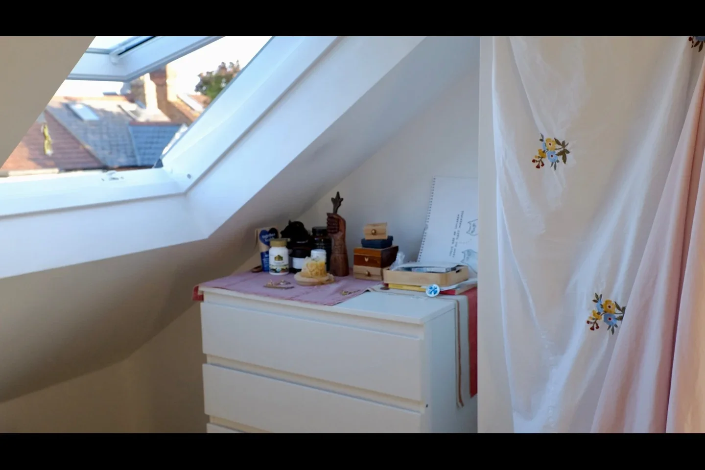 Room Elthorne Avenue in Greater London