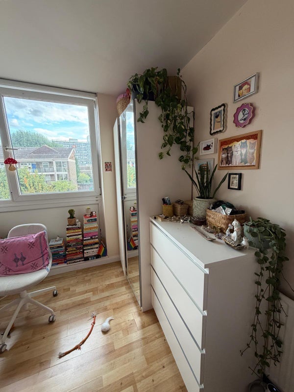 Flat Oriel Road in Greater London