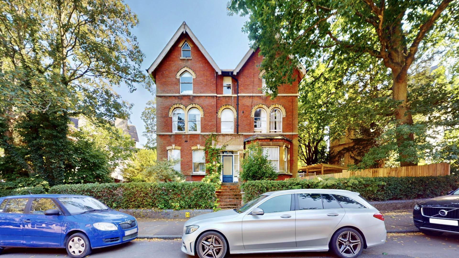 Flat Bishopswood Road in Greater London