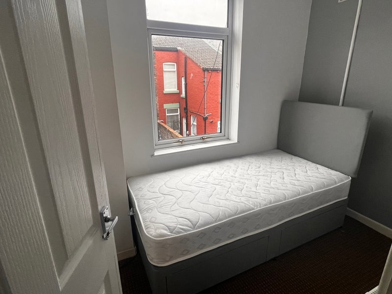Room Maxton Road in Liverpool