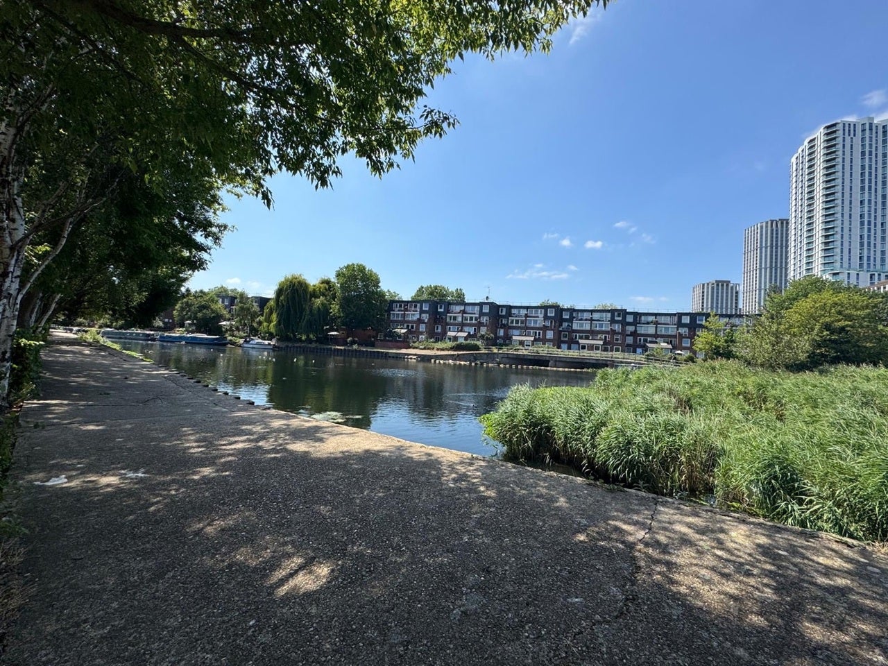 Flat Ferry Lane in Greater London