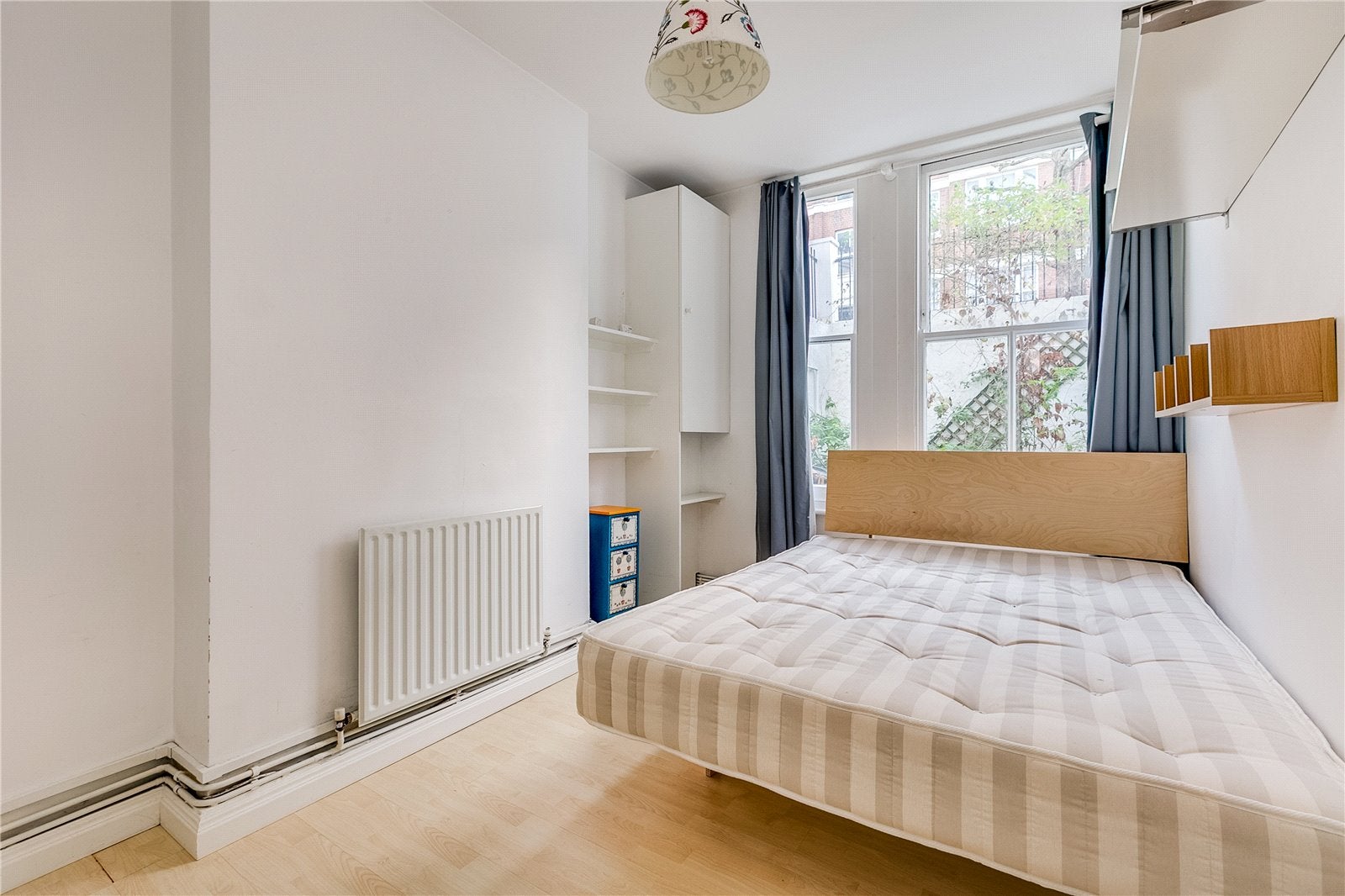 Flat Porten Road in Greater London