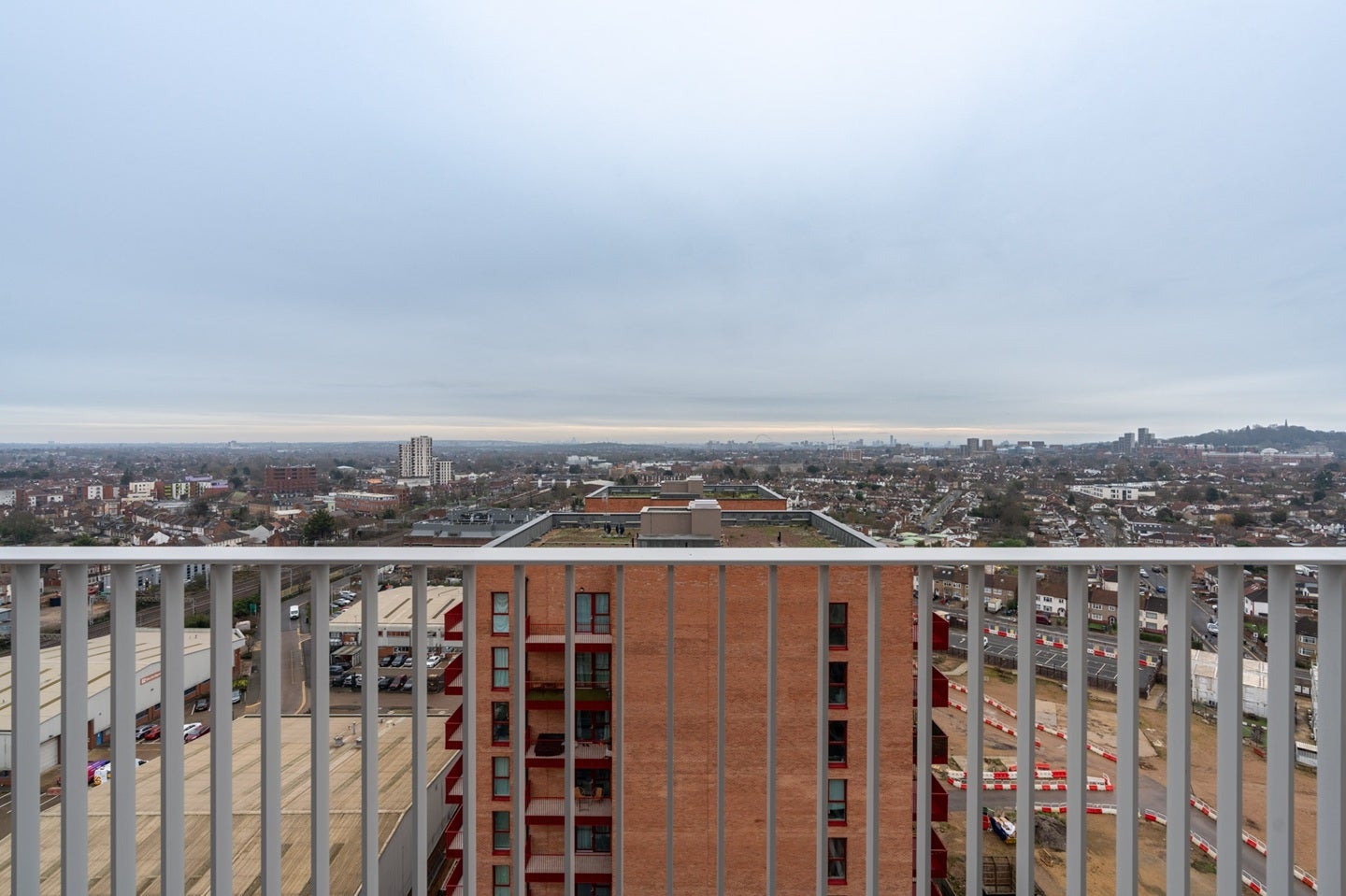 Flat Barratt Way in Greater London