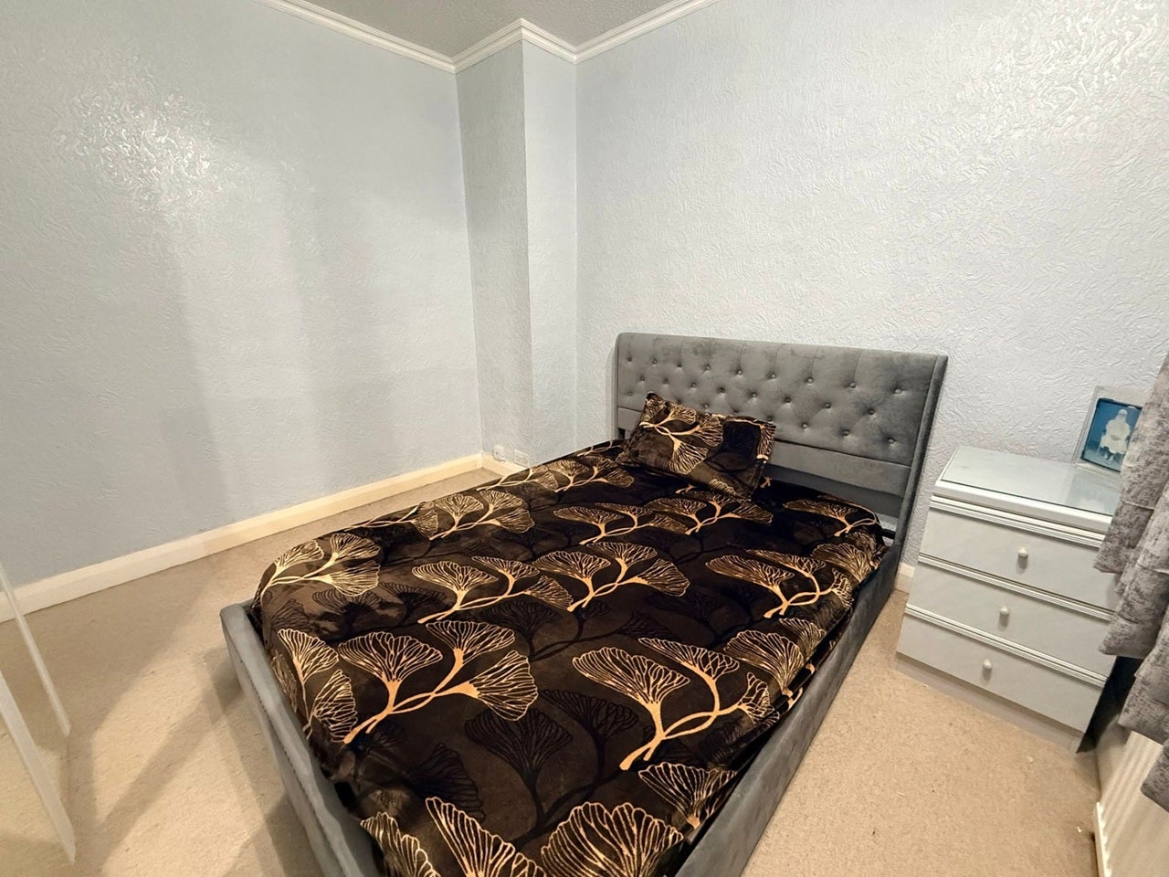 Room Swan Road in Greater London