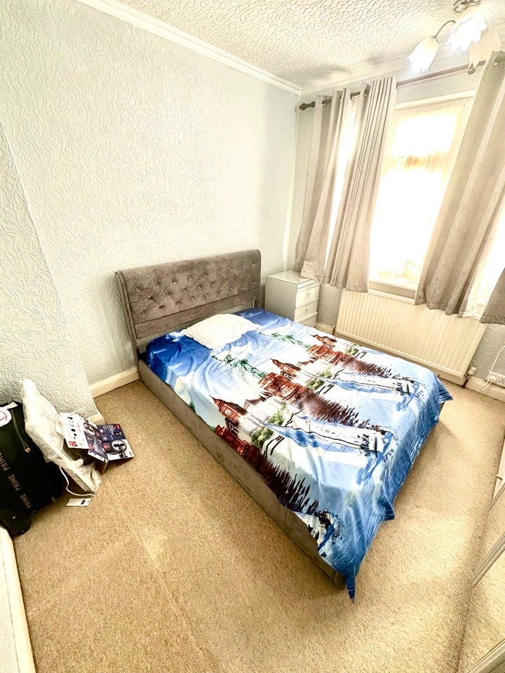 Room Swan Road in Greater London