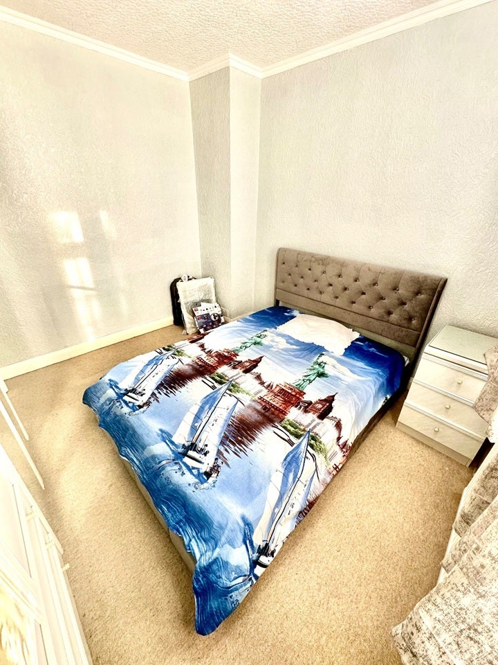 Room Swan Road in Greater London