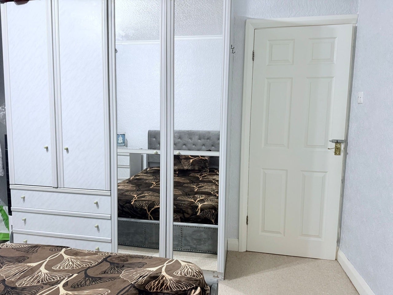 Room Swan Road in Greater London