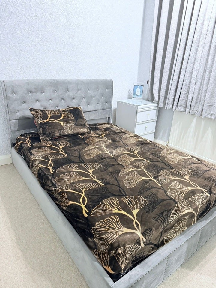 Room Swan Road in Greater London