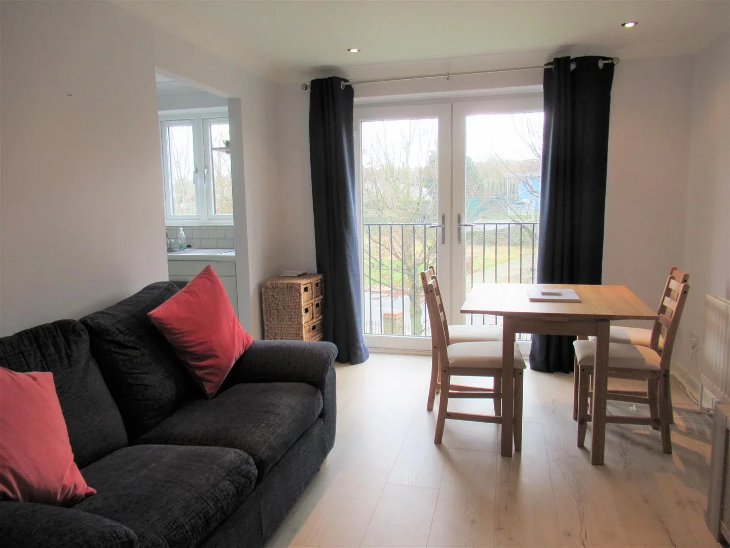 Flat Whitehall Road in Greater London