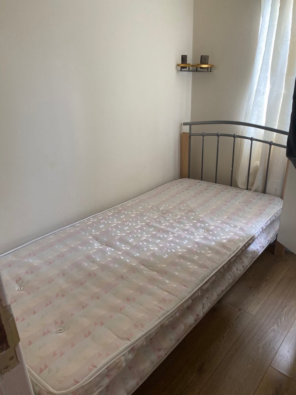 Room Livingstone Road in Greater London