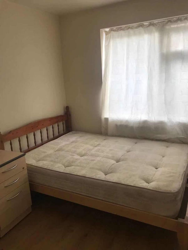Room Livingstone Road in Greater London