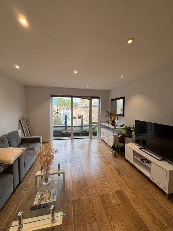 Room Heneage Street in Greater London