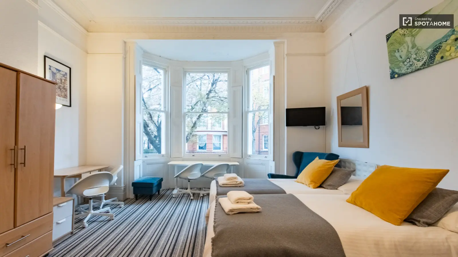 Room Earl's Court Road in Greater London