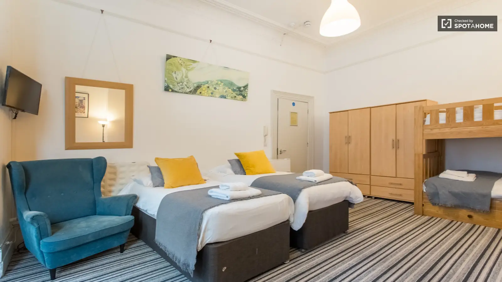 Room Earl's Court Road in Greater London