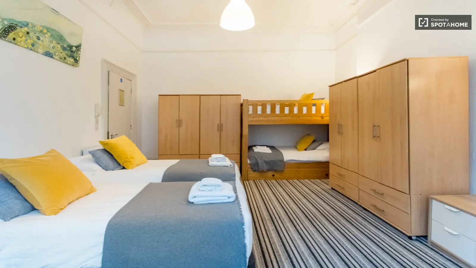 Room Earl's Court Road in Greater London
